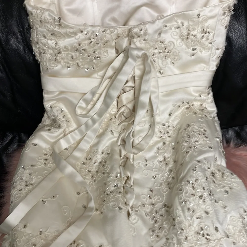 Wedding dress - Picture 10 of 11